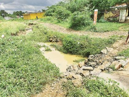 The support of the sick parents was destroyed by the rain | आजारी आई-वडिलांचा आधार पावसाने हिरावला