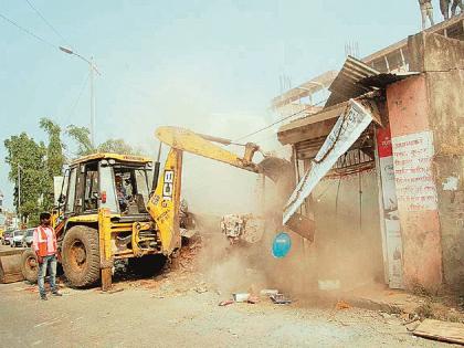 Aurangabad Municipal Corporation experiments! Only three shops were demolished in a row, which was an obstacle for the grand building | मनपाचे प्रयोग! भव्य इमारतीसाठी ४० वर्षांपासूनची एका रांगेतील मोजून फक्त तीनच दुकाने पाडली