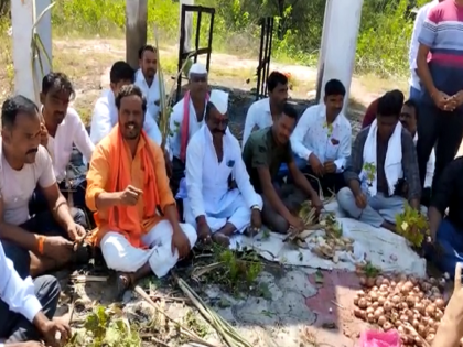 Black Diwali in the cemetery of heavy rain affected farmers; Declaring wet drought and asking for help | 'शासनाकडून मदतीचे पाऊले नाहीत'; अतिवृष्टीग्रस्त शेतकऱ्यांनी केली स्मशानात काळी दिवाळी