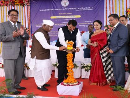 Chief Minister of Maharashtra National Law University inaugurated | महाराष्ट्र राष्ट्रीय विधि विद्यापीठाचे औरंगाबादमध्ये मुख्यमंत्र्यांच्या हस्ते झाले उद्घाटन; विकासासाठी सहकार्य करण्याची दिली ग्वाही 