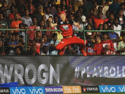 ipl 2018 AB de Villiers stunning spiderman IPL catch against sunrisers hyderabad | स्पायडरमॅन की सुपरमॅन?; डी'व्हिलियर्सच्या कॅचची सोशल मीडियावर जोरदार चर्चा