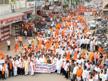 Give debt relief to ten-former farmers, a rally on Shiv Sena's departmental commissioner | दस-यापूर्वी शेतक-यांना कर्जमाफी द्या,  शिवसेनेचा विभागीय आयुक्तालयावर मोर्चा