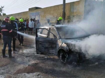 Burning car on Sajapur road; Both brothers saved Balangal | साजापूर रोडवर बर्निंग कार; दोघे भाऊ बालंबाल बचावले 