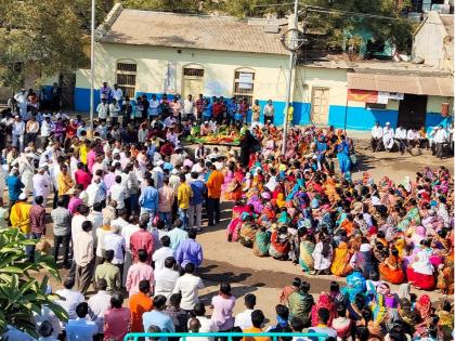 The question of the boundary of the cemetery arose; angry relatives sit in front of the gram panchayat with the dead body | स्मशानभूमीच्या हद्दीचा प्रश्न पेटला; संतप्त नातेवाईकांचा मृतदेहासह ग्रामपंचायतीसमोर ठिय्या