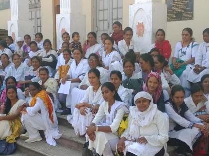 agitation of health workers in Buldhana Zilla Parishad | जिल्हा परिषदमध्ये आरोग्य सेविकांचा ठिय्या