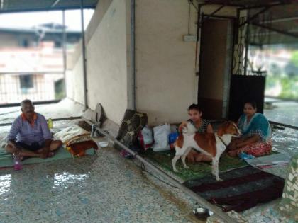 Hey world ... On the terrace of the plague family building due to rain in mumbai | अरे संसार संसार... पावसामुळे पीडित कुटूंब इमारतीच्या टेरेसवर 