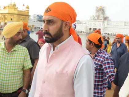 abhishek bachchan seeks blessings at golden temple ahead of manmarziyaan-release | ‘मनमर्जियां’च्या रिलीजआधी सुवर्णमंदिरात पोहोचला अभिषेक बच्चन!