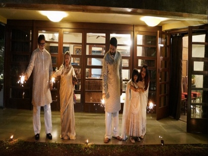 Amitabh Bachchan Gets Trolled By Fans For Bursting Crackers During Diwali | या फोटोमुळे अमिताभ बच्चन यांना नेटकऱ्यांनी धरले धारेवर