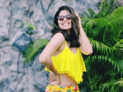 marathi actress abhidnya bhave shares her new bikini look | अभिज्ञा भावेच्या Floral print बिकिनी फोटोशूटवर सेलिब्रिटीही क्लीन बोल्ड; कमेंटचा पडतोय पाऊस