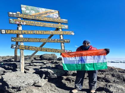 Abhijeet Ulhas Bhoite from Wai hoisted the tricolor on Mount Kilimanjaro, the highest peak in Africa | Satara: सह्याद्रीच्या मावळ्याने किलीमांजारोवर फडकविला तिरंगा, आफ्रिकेतील सर्वोच्च शिखर Abhijeet Ulhas Bhoite from Wai hoisted the tricolor on Mount Kilimanjaro, the highest peak in Africa | Satara: सह्याद्रीच्या मावळ्याने किलीमांजारोवर फडकविला तिरंगा, आफ्रिकेतील सर्वोच्च शिखर