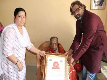 Honor of Ranaragini 2018 on the performance of 7 eminent women from various fields including Indira Amare, who created more than 2,000 women in Thane, 102 years of age. | ठाण्यातील २००० पेक्षा जास्त महिलांची प्रसूती घडवून आणणाऱ्या १०२ वर्षे वयाच्या इंदिरा आमरे या सुईणीसहित विविध क्षेत्रातील ७ मान्यवर महिलांचा अभिनय कट्टयावर रणरागिणी २०१८ या पुरस्काराने सन्मान