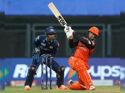 Hardik Pandya IPL 2022 SRH vs GT Live Updates: Abhishek Sharma (65), Aiden Markram (56) power Sunrisers Hyderabad to 195/6 against Gujarat Titans | Hardik Pandya IPL 2022 SRH vs GT Live Updates : गोलंदाजांची धुलाई होत असतानाही हार्दिक पांड्या बघत राहिला; अभिषेक शर्मा व एडन मार्करामने इंगा दाखवला