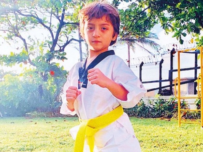 AbRam gets yellow belt in Taekwondo from proud father Shah Rukh Khan. Watch video | ताइक्वांडोचे ट्रेनिंग घेत आहे शाहरुखचा मुलगा अबराम, मिळाला 'येलो बेल्ट'
