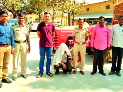 Amadapur Police arrest absconded accused! | फरार ट्रॅक्टर चोर अमडापूर पोलिसांच्या जाळय़ात!