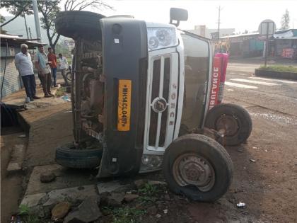 An ambulance carrying a patient overturned after its tire burst, luckily six people survived in satara | सातारा: रुग्ण घेऊन निघालेल्या रुग्णवाहिकेचा टायर फुटून गाडी उलटली, सुदैवाने सहाजण बचावले