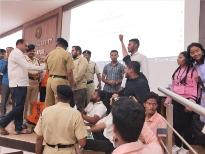 Confusion in Shivaji University senate meeting, ABVP activists entered the hall | Kolhapur News: शिवाजी विद्यापीठातील सिनेट बैठकीत गोंधळ, अभाविपचे कार्यकर्ते सभागृहात घुसले