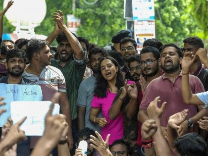 Demonstrations outside the Delhi Mayor's house against coaching center disaster, police baton charge on ABVP students | कोचिंग सेंटर दुर्घटनेविरोधात महापौरांच्या घराबाहेर निदर्शने, ABVPच्या विद्यार्थ्यांवर पोलिसांचा लाठीचार्ज!