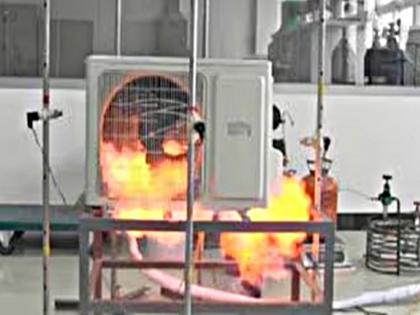 Delhi shaken by AC explosion; Massive explosion in pizza outlet! | एसीच्या स्फोटाने दिल्ली हादरली; पिझ्झा आउटलेटमध्ये जोरदार स्फोट! Delhi shaken by AC explosion; Massive explosion in pizza outlet! | एसीच्या स्फोटाने दिल्ली हादरली; पिझ्झा आउटलेटमध्ये जोरदार स्फोट!