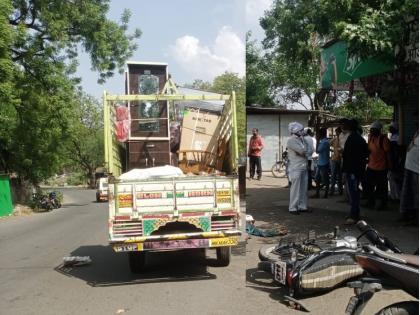 In front of Ghrishneshwar temple, a small tempo blew up a two-wheeler, rider killed on the spot | घृष्णेश्वर मंदिरासमोर छोट्या टेम्पोने दुचाकीला उडवले, एक ठार, एक जखमी