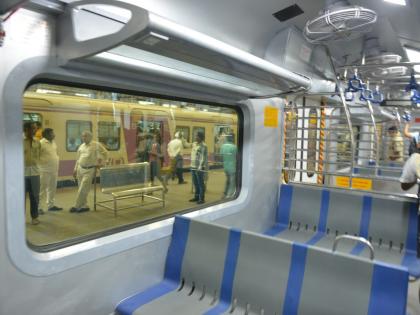 Mumbai Suburban Railway: Is the fare Rs 15 or Rs 105 after switching to local AC? Passengers who pay extra for AC are unhappy | लोकल एसी केल्यानंतर भाडे १५ की १०५ रुपये? एसीसाठी अतिरिक्त रक्कम मोजणारा प्रवासी वर्ग नाराज Mumbai Suburban Railway: Is the fare Rs 15 or Rs 105 after switching to local AC? Passengers who pay extra for AC are unhappy | लोकल एसी केल्यानंतर भाडे १५ की १०५ रुपये? एसीसाठी अतिरिक्त रक्कम मोजणारा प्रवासी वर्ग नाराज