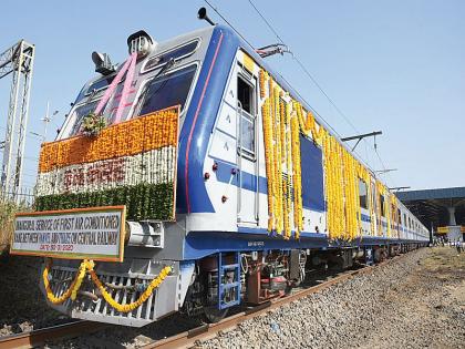 AC Local will run from today; Minister of State for Railways Suresh Angadi showed a green flag | एसी लोकल आजपासून धावणार; रेल्वे राज्यमंत्री सुरेश अंगडी यांनी दाखवला हिरवा झेंडा