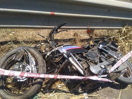  Truck-bike accident on Nashik-Pune Mahamargarh: Death of father-girl on death, both injured | नाशिक-पुणे महामार्र्गावर ट्रक-दुचाकीचा अपघात : बाप-लेकीचा जागीच मृत्यू, दोघे जखमी