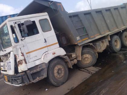 accident news Mumbai Nashik highway jammed for four hours due to container accident | चालकाला डुलकी लागली, कंटेनरचा अपघात झाला; मुंबई नाशिक महामार्ग चार तास जाम