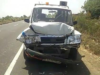 Wadner police vehicle hit by unknown vehicle; Three employees were injured | वडनेर पोलिसांच्या गाडीला अज्ञात वाहनाची धडक; तीन कर्मचारी जखमी