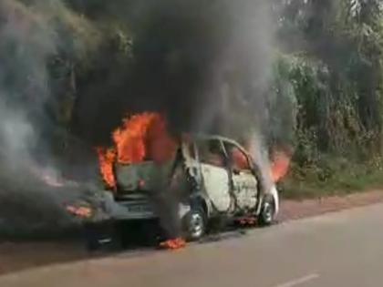 A four-wheeler passing on the Verna highway caught fire driver escaped in time |  द बर्निंग कार! वेर्णा महामार्गावरून जाणाऱ्या चारचाकी कारने घेतला पेट; सुदैवाने चालक बचावला