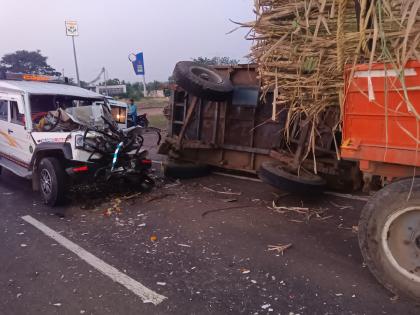 Jeep hits overturned sugarcane trailer Ten passengers injured in Beed |  पलटी झालेल्या ऊसाच्या ट्रेलरला जीपची धडक; बीडमधील दहा प्रवासी जखमी