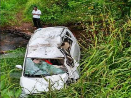  Four people were seriously injured in four-wheeler rains | खारेपाटणनजीक चारचाकी दरीत कोसळून ५ जण गंभीर  