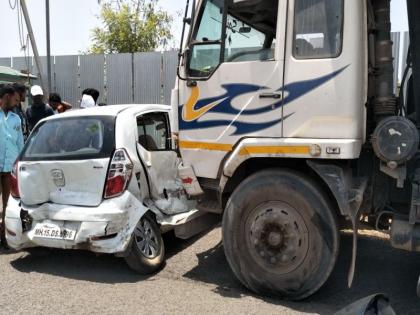 dumper truck accident two injured on pune nagar road | पुणे-नगर रस्त्यावर डंपरची आठ वाहनांना धडक