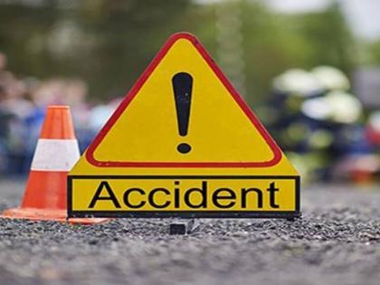 Three Dilled after burst tire of pick-up carrying onion incident on Solapur-Pune highway | कांदा घेऊन जाणार्‍या पिकअपचे टायर फुटल्याने तिघांचा मृत्यू, सोलापूर-पुणे महामार्गावरील घटना