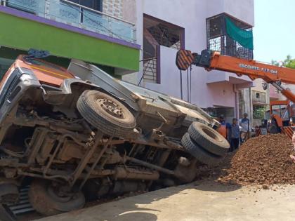 Truck wheel stuck in toilet tank, wall damage | ट्रकचे चाक शौचालयाच्या टाकीत अडकले, भिंतीचे नुकसान