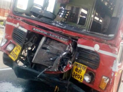 On the Solapur-Pune highway, there was an accident in ST, accident of 25 passengers, saving traffic police! | सोलापूर-पुणे महामार्गावरील वरवडे टोलनाक्याजवळ एसटीचा अपघात, २५ प्रवासी जखमी, वाहतुक पोलीसाला वाचविताना झाला अपघात !