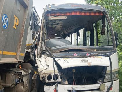 Rush hits Dumper Travels in Jalgaon; 27 passengers seriously injured | जळगावात भरधाव डंपर ट्रॅव्हल्सवर धडकले; २७ प्रवासी गंभीर जखमी