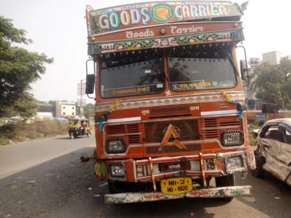 Strange accident near Navale Bridge in Pune; The truck hit five vehicles | पुण्यात नवले ब्रिजजवळ विचित्र अपघात; भरधाव ट्रकची पाच वाहनांना धडक