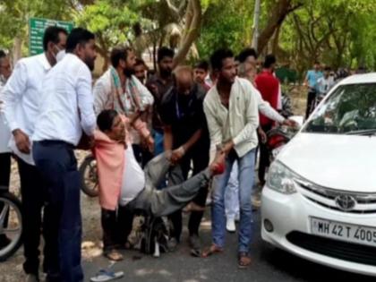 Ajit pawar runs for accident victim He immediately stopped his party and arranged to go to the hospital | Video: अपघातग्रस्त व्यक्तीसाठी आले अजितदादा धावून; तातडीने आपला ताफा थांबवून केली रुग्णालयात जाण्याची सोय