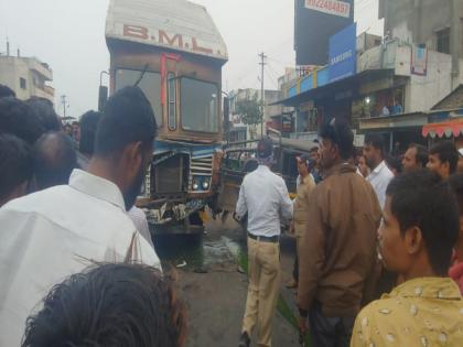 3 two wheelers 2 four wheelers hit by drunk driver Three people were injured in ururli kanchan | Accident: मद्यपी वाहन चालकाची ३ दुचाकी, २ चारचाकींना धडक; तीन जण जखमी