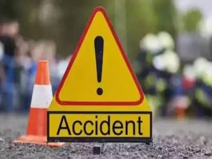 Four-wheeler overturned in collision with truck, three passengers injured; Incidents in Akkalkot Taluk | ट्रकच्या धडकेत चारचाकी वाहन पलटी होऊन तीन प्रवासी जखमी; अक्कलकोट तालुक्यातील घटना