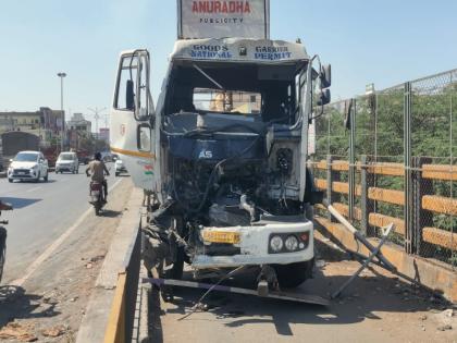 Four vehicle accident on Pune Solapur highway One died on the spot | Accident: पुणे सोलापूर महामार्गावर चार वाहनांचा अपघात; एकाचा जागीच मृत्यू