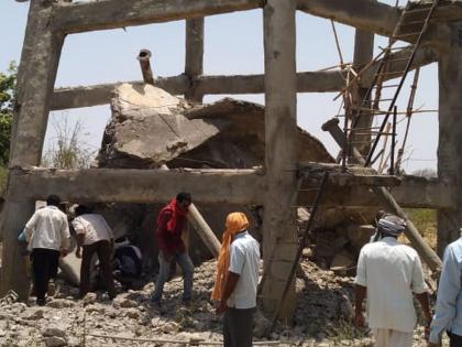 two laborers critically injured after slab of old water storage tank collapse in bhandara | पाण्याची जुनी टाकी तोडताना दुर्घटना; दोन मजूर गंभीर