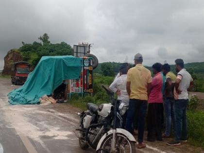 Truck collides with four wheeler two wheeler on Pune Nashik highway One dead, 3 seriously injured | पुणे-नाशिक महामार्गावर ट्रकची चारचाकी, दुचाकीला धडक; एकाचा मूत्यू, ३ जण गंभीर जखमी