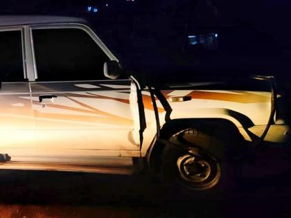 Solapur: Jeep coming from Goa caught while searching for robbers, three arrested after throwing liquor bottles at police | Solapur: दरोडेखोरांना शोधताना गोव्यावरुन येणारी जीप पकडली, पोलिसांवर दारूच्या बाटल्या फेकून पळणारे तिघे ताब्यात