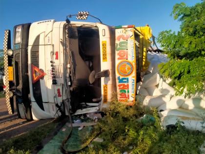 Accident: Heavy vehicle overturned on Latur-Barshi road! Damage to trucks, increase in accidents | Accident: लातूर-बार्शी मार्गावर अवजड वाहन उलटले! ट्रकचे नुकसान, अपघाताच्या घटनात वाढ 