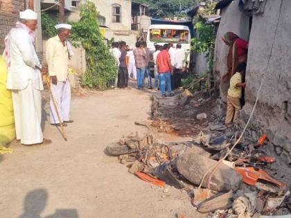 The early morning thrill of a chase by the sand mafia and revenue squad in Marathwada | मराठवाड्यातील रेतीमाफिया आणि महसूल पथकाच्या पाठलागाचा पहाटे थरार