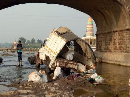 Seven killed and 15 injured in accident near dhule | धुळ्यामध्ये भीषण अपघात; 7 जणांचा मृत्यू, 24 जण जखमी