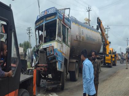 pune news excessive overtaking; serious accident involving cement truck and gas tanker; loss of life averted | ओव्हरटेकिंगचा अतिरेक;सिमेंट ट्रक व गॅस टँकरचा भीषण अपघात; जीवितहानी टळली pune news excessive overtaking; serious accident involving cement truck and gas tanker; loss of life averted | ओव्हरटेकिंगचा अतिरेक;सिमेंट ट्रक व गॅस टँकरचा भीषण अपघात; जीवितहानी टळली