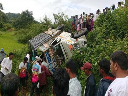 Accident Pickup overturns in ravine; 1 dead, 12 women and 6 children injured | Accident : जुन्नर येथील शिंदळदरा रस्त्यावर पिकअप दरीत पलटी; १ ठार, १२ महिला तर ६ मुले जखमी