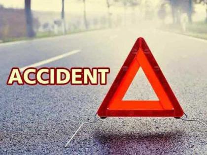 Truck collides with car; One seriously and four injured | ट्रकची कारला जोराची धडक; एक गंभीर तर चार जण जखमी